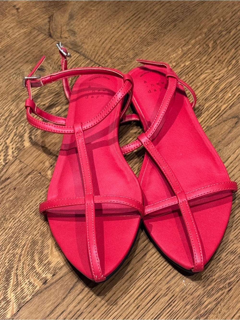 Women’s Strappy T-Strap Flat Sandals in Red